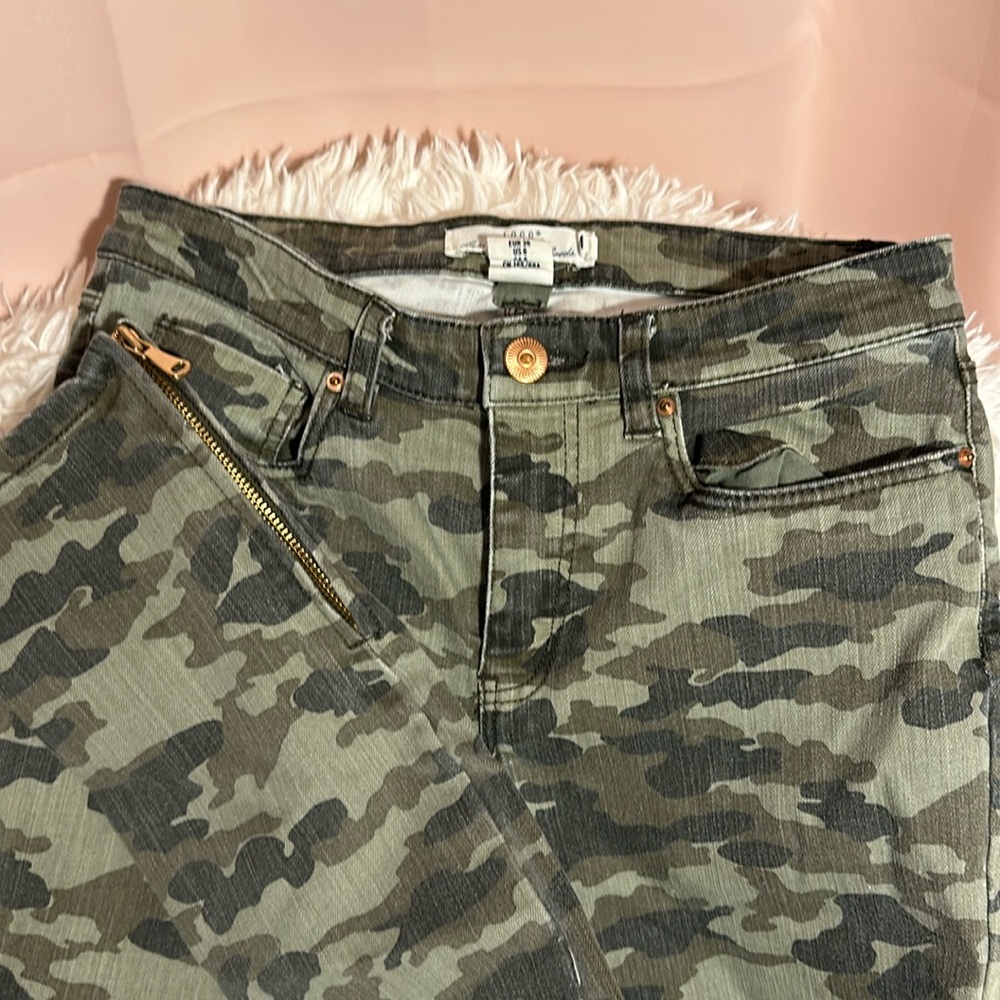 L.O.G.G. Label of Graded Goods camo jeans size 6. Skinny with ankle zippers.